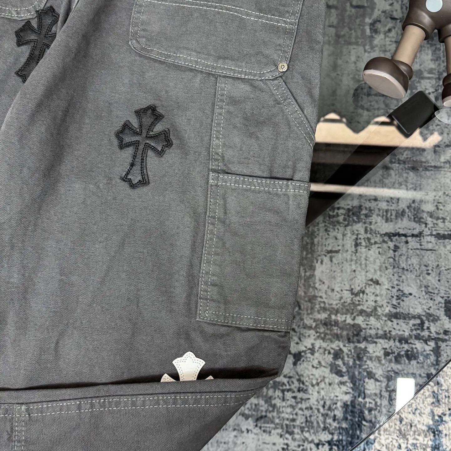 P280 Chrome hearts Cross patch leather jeans workwear logging pants Chrome hearts logging pants are here! ! ! CH Croix Heart Double Knee Cross Patch Leather Bo1 Style Logging Pants Straight-leg Work Pants B136 Croix Heart Cross Sanskrit Overalls Price 34W Level, patchwork cross pattern embellishment, high-waisted washed jeans! ! Absolutely high-end luxury products, 1.9W level god-level single products, super popular products, made by top heavy industry, not to be missed. About Zangyin, this is an extremely luxurious fashion brand, which can also be called the nobles of the high street. It has always been an exclusive brand of some hipsters or rich second generation. Compared with ordinary high streets, it is more luxurious and noble. Compared with luxury brands, it has a more fashionable personality and has always been a brand that I have a special liking for. Imported yarn is custom-woven into a high-density twill canvas, which ensures a crisp silhouette while also making the fabric feel very delicate. It follows the B01 classic silhouette, with a crisp and stylish upper body. The ready-made garments are stone-ground and fermented and can be matched with any style. Buttons and zinc are washed with genuine YKK retro metal products. Double-layered canvas on the front. Perfect details. All hardware is perfect. Size: s-XXL Color: Gray
